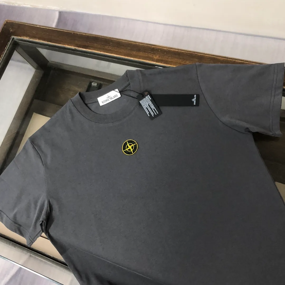 P150 A🍃Stone Island 2025 latest T-shirt, couple style ~ original order, fashionable and casual short T-shirt, specially made of customized cotton fabric ~ 100% cotton T-shirt ~ pre-washed to prevent deformation and shrinkage problem, more comfortable and breathable on the body ~ All available from stock ~ unique design style, trendy must-have item, complete with three standards 👍 Color: black/white/dark gray/coffee Size: S M L XL (larger version, please state your height and weight when placing an order)